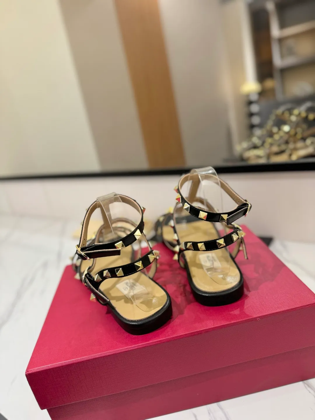 👟👟Ex-factory price 520👟👟 Valentino/Valentino rivet VT classic ankle-wrap rivet sandals, timeless 🆕 deeply rooted in people's hearts❤️A must-have item that never goes out of style🫰top replica! The side curves are perfect, the original molded custom-made rust-free rivets, and the textured hardware bring out a full sense of high-end, giving you a genuine foot feel! The first choice for high-end customers❤️ [Material] Upper: Original imported customized cowhide Inner lining: Original imported goatskin Outsole: Imported pearlescent leather outsole Code number: 35-39 [34, 40, 41, 42 are custom-made and cannot be returned or exchanged]